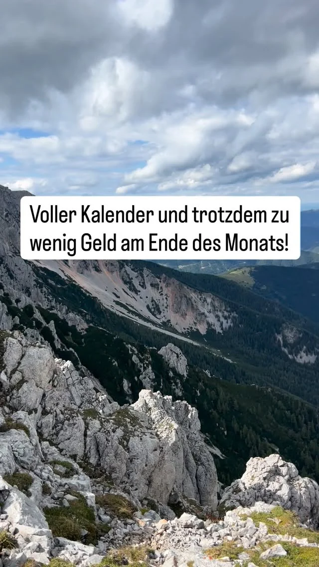 Voller Kalender. Leeres Konto.
 
Ich sag dir warum das kein Zufall ist.
 
Die meisten Praxen haben ein Auslastungsproblem, aber kein Profitabilitätsproblem. Falsch gedacht.
 
Weil voller Kalender und profitabler Kalender zwei komplett verschiedene Dinge sind.
 
Was deinen Monat still auffrisst während du behandelst:
 
💸 Ausfälle die niemand konsequent managt — jeder leere Stuhl kostet dich 800 bis 1.200 Euro
💸 Personalkosten die unbemerkt über 45 Prozent deines Umsatzes gestiegen sind
💸 Leistungen die viel Zeit kosten aber wenig Marge bringen
💸 Fixkosten die laufen, egal ob du behandelst oder nicht
 
Beschäftigt sein ist kein Geschäftsmodell.
 
Die profitabelsten Praxen die wir kennen sind nicht die vollsten.
 
Speicher dir das. Und fang heute an die richtigen Zahlen zu kennen. 🔖
