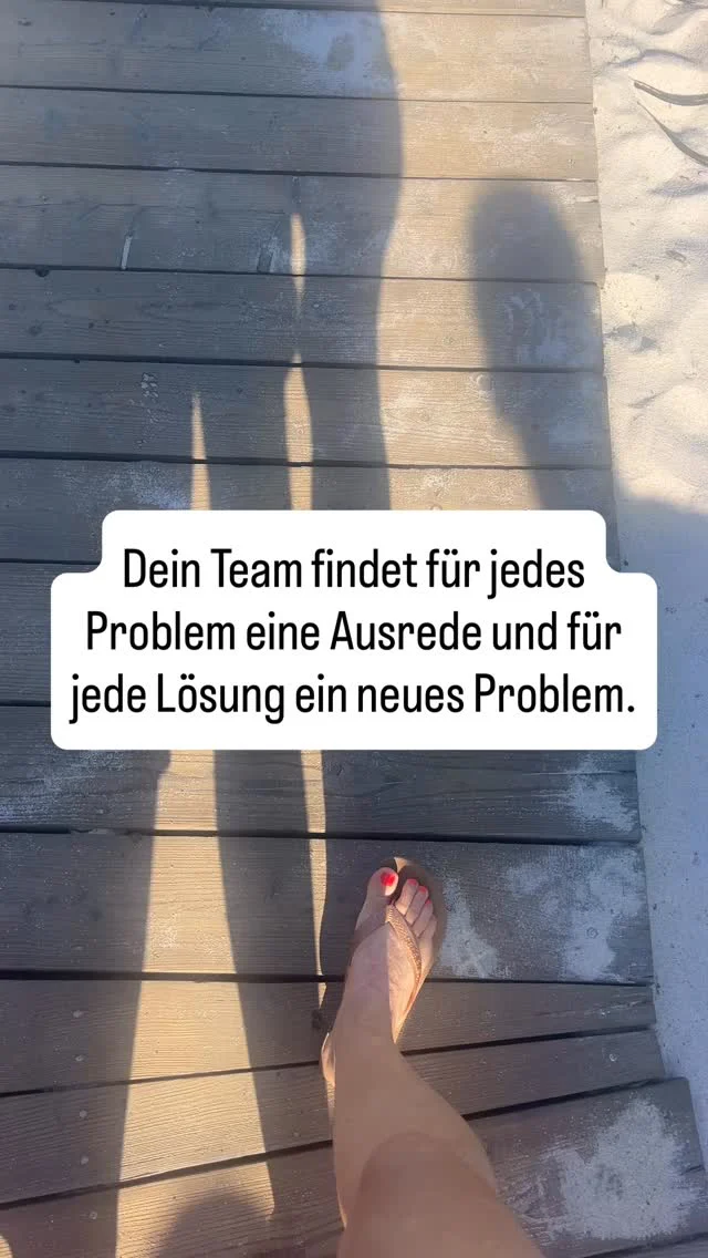 Es gibt einen Satz der alles verändert.

Was ist dein Lösungsvorschlag?

Klingt klein. Ist es nicht.

Denn wer immer nur nach dem Problem gefragt wird, denkt in Problemen.

Wer nach Lösungen gefragt wird, fängt an in Lösungen zu denken.

So einfach und so wirkungsvoll.

Drei Dinge die du ab heute ändern kannst:

1. Stell die richtige Frage.
Nicht: was läuft falsch? Sondern: was würdest du ändern?

2. Erwarte Lösungsvorschläge.
Wer ein Problem meldet bringt gleichzeitig einen Vorschlag mit. Kein Vorschlag, kein Gespräch.

3. Lob Lösungsdenken laut.
Wenn jemand einen guten Vorschlag macht, sag es. Vor allen. Das wiederholt sich.

Ein Team das lösungsorientiert denkt entsteht nicht von selbst.

Es entsteht weil eine Führungskraft es täglich einfordert und vorlebt.

Fang heute an. 🔖