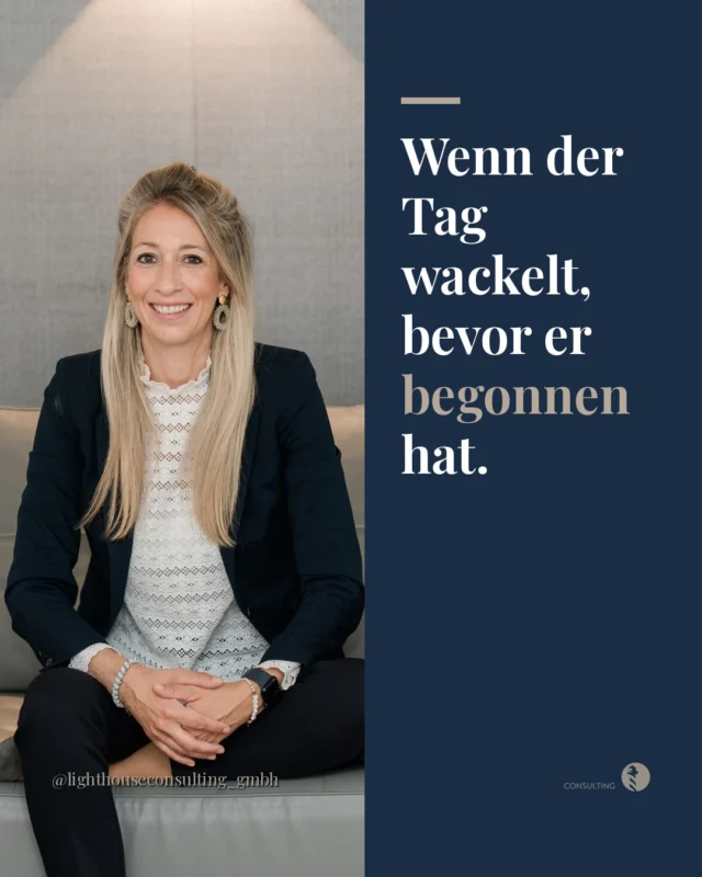 Kurz nach halb acht, eine Nachricht, und der Tag läuft schon schief.

Viele kennen diesen Moment. Der Plan war klar, das Terminbuch voll, und dann fehlt plötzlich jemand. Das Erste, was passiert: Hektik. Wer springt ein? Wer ruft die Patienten an? Wer übernimmt was?

Das Problem ist nicht die Krankmeldung selbst. Das Problem ist, dass es keinen klaren Plan gibt, was in diesem Moment zu tun ist. Und ohne Plan entscheidet der Stress.

Ein Praxistag lässt sich stabilisieren, auch wenn er wackelig anfängt. Aber dafür braucht es vier Schritte, die du nicht erst im Chaos erfinden musst.

1. Sofort priorisieren: Welche Termine sind heute wirklich nicht verschiebbar?
2. Klare Ansage ans Team: Wer übernimmt welche Aufgabe, jetzt, konkret.
3. Patienten früh informieren: Ein kurzes Gespräch erspart später viel Frust.
4. Den Tag neu takten: Was fällt weg, was rückt nach, was bleibt?

Veränderung beginnt bei dir. Immer. Ausnahmslos. Auch um halb acht.

Wie gehst du mit kurzfristigen Ausfällen um, hast du dafür schon eine Routine?