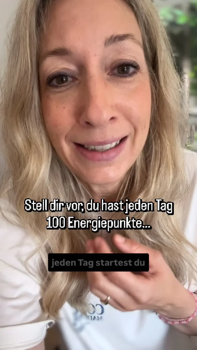 Stell dir vor du startest jeden Tag mit 100 Energiepunkten.

Und jetzt schau wo die meisten davon landen.

10 Punkte für den Mitarbeiter der wieder zu spät kam.
15 Punkte für das Gespräch das du im Kopf führst aber nie in echt.
20 Punkte für die Situation die du seit Wochen nicht änderst aber täglich durchkaust.
10 Punkte für den Kommentar den jemand vor drei Tagen gemacht hat.

Und am Ende des Tages fragst du dich warum du so erschöpft bist.

Wir verschwenden unsere wertvollste Ressource auf Dinge die wir nicht kontrollieren können. Auf das Verhalten anderer. Auf Situationen die wir nicht ändern. Auf Gedanken die sich im Kreis drehen ohne je irgendwo anzukommen.

Was wäre wenn du diese Punkte anders investierst?

In deine Entwicklung. In deine Entscheidungen. In die Dinge die du wirklich beeinflussen kannst.

100 Punkte. Jeden Tag neu.

Die Frage ist nur wo du sie hinsteckst. 

Teile das Video mit jemandem der das hören sollte ❤️