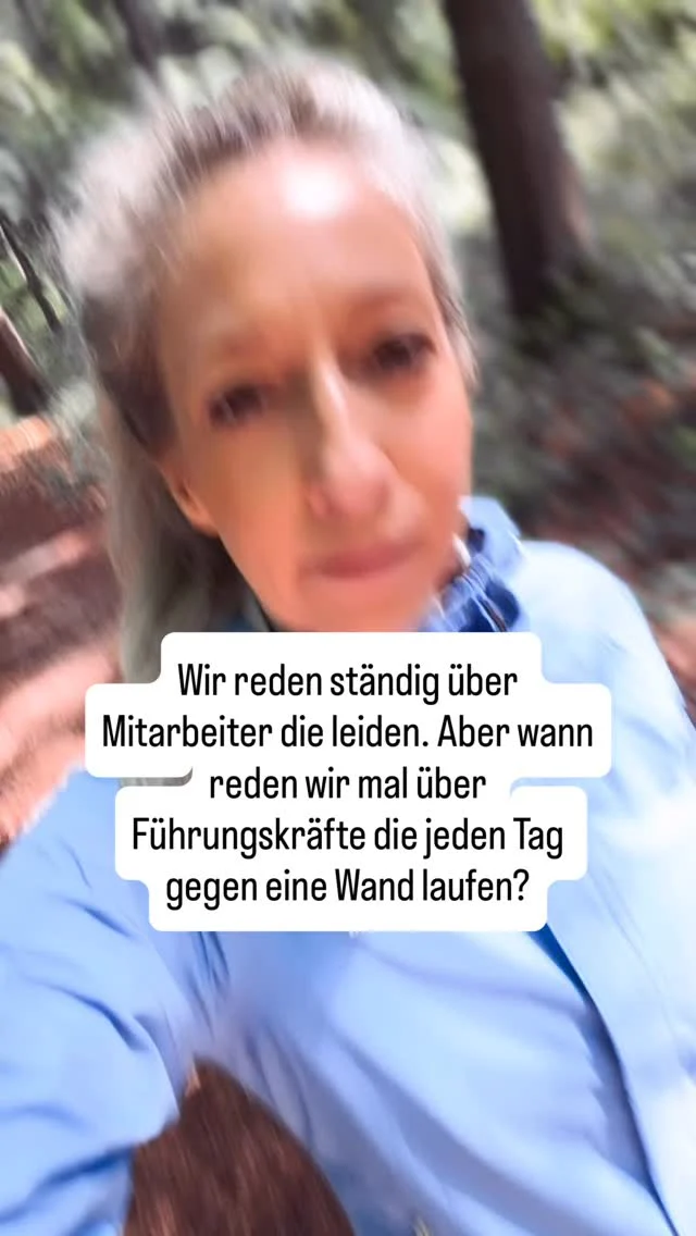 Wir reden über Fachkräftemangel. Über Work-Life-Balance. Über Mitarbeiter die sich nicht gesehen fühlen.

Alles wichtig. Alles berechtigt.

Aber wann redet eigentlich mal jemand über die Führungskraft die jeden Morgen aufsteht und nicht weiß was sie heute wieder erwartet?

Die faire Gehälter zahlt. Die investiert. Die Fortbildungen finanziert. Die Sommerfeste organisiert. Die Konflikte löst. Die auffängt. Die funktioniert.

Und die trotzdem jeden Abend nach Hause geht und sich fragt, warum reicht das nie?

Ich sag es laut weil es keiner sagt:

Führungskräfte leiden auch.

Nur still und ohne Krankschreibung. Ohne dass es jemand sieht.

Sie kommen trotzdem. Täglich. Weil sie Verantwortung tragen die sie nicht einfach abgeben können.

Das verdient genauso viel Aufmerksamkeit wie alles andere.

Und es wird Zeit dass wir anfangen darüber zu reden. 💙

Wie siehst du das? Lass uns gerne einen Kommentar da 👉