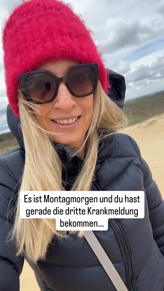 Drei Krankmeldungen! Weißt du was das für dich bedeutet?

Leerstehende Stühle, volle Kosten, überarbeitetes Team, Patienten die warten und du mittendrin.

Und trotzdem sagen die meisten Praxisinhaber:innen nichts. Aus Angst vor Konflikten, aus Angst als zu hart zu gelten und aus Angst die Mitarbeiterin zu verlieren.

Aber wir sagen dir, was du wirklich verlierst, wenn du nichts sagst:

Deine beste ZFA, die alles auffängt, weil sie irgendwann nicht mehr kann. Deine Patienten, weil Verlässlichkeit das Fundament jeder Praxis ist und dich selbst, weil du dich jeden Morgen verbiegst, statt Klarheit zu schaffen.

Du darfst das ansprechen und musst es sogar! Nicht vorwurfsvoll, aber mit echtem Interesse und Klarheit.

Denn eine Führungskraft die schweigt, schützt niemanden!

Kennst du diese Montage? Kommentiere mit 🙋🏼‍♀️🙋‍♂️