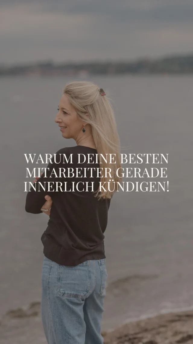 Wir sehen jeden Tag so viele Praxen, wo Teams nur noch funktionieren, aber nichts mehr fühlen. Wo keine Energie und keine Motivation mehr da ist.

Und wir glauben, dass ganz viele Menschen morgens gar nicht mehr wissen, wofür sie eigentlich aufstehen. Und diese negative Grundhaltung zieht sich durch den Tag und durch ihr Leben. Und das Schlimme ist: Das überträgt sich auch auf andere Mitarbeiter. Auf Mitarbeiter die eigentlich gute Arbeit leisten und motiviert sind.

Die gute Nachricht: ihr als Team und du als Führungskraft kannst etwas an dem Zustand ändern. Ihr müsst nur anfangen anders zu kommunizieren!

Wenn dich dieses Thema interessiert folge uns gerne für mehr Content zum Thema positive Energie in Zahnarztpraxen.