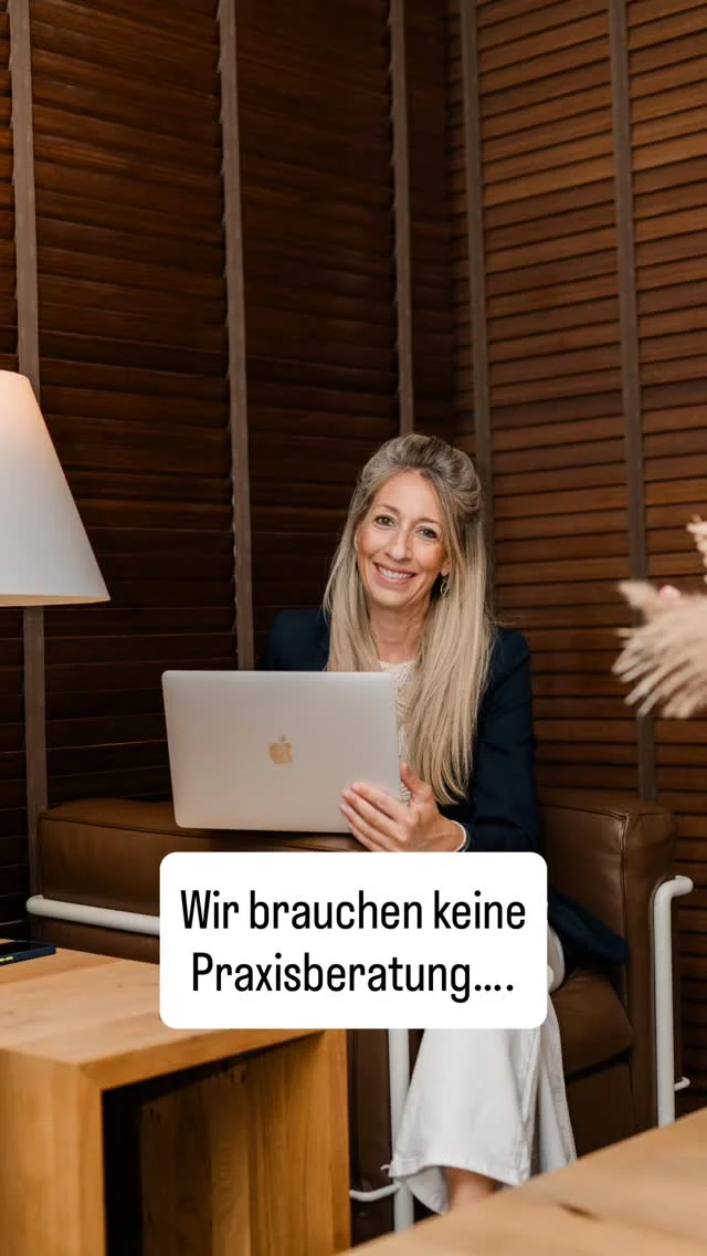 “Wir brauchen keinen Praxisberater.”

Diesen Satz hören wir oft!

Meistens stimmt das sogar, denn eine gute Praxisberatung ist viel mehr als jemand, der ein paar Tipps gibt.

Mal bin ich Feuerwehrfrau und lösche Konflikte, bevor sie eskalieren.
Mal Detektivin und finde heraus, warum trotz voller Terminbücher Chaos herrscht.
Mal Schiedsrichterin, wenn festgefahrene Konflikte gelöst werden müssen.
Mal Übersetzerin zwischen Chef und Team.
Mal Zahlenjongleurin, wenn die Wirtschaftlichkeit nicht zu den gefüllten Behandlungszimmern passt.
Und ganz oft Struktur-Queen, weil gute Prozesse den Praxisalltag leichter machen.

Es geht darum, dass Teams wieder mit Freude zusammenarbeiten, Praxisinhaber besser schlafen können und die Praxis wirtschaftlich erfolgreich wird.