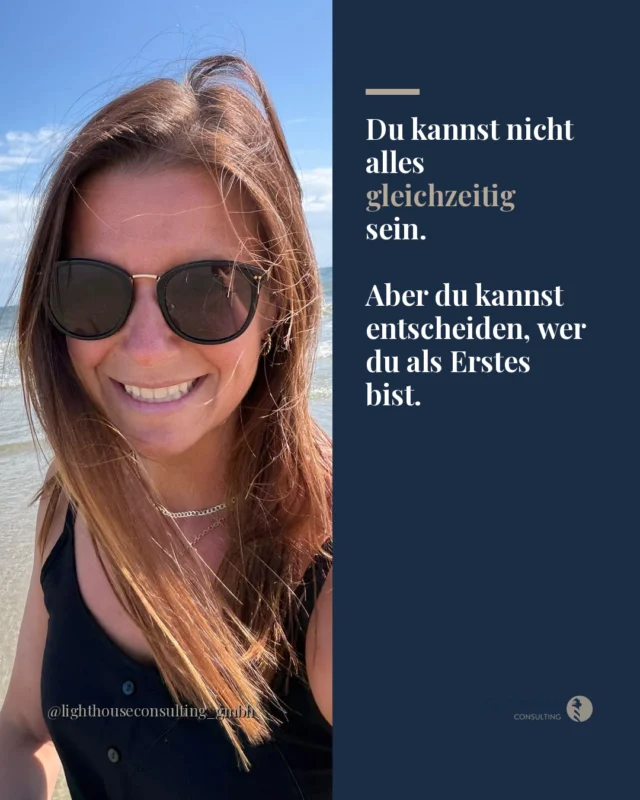 Du rotierst den ganzen Tag, und abends fragst du dich, wer hier eigentlich die Praxis führt.

Das ist kein Vorwurf. Das ist eine Situation, die viele kennen, die in die Zahnmedizin gegangen sind, weil sie Zähne behandeln wollen.

Nicht weil sie Menschen führen, Konflikte moderieren oder Gehaltsverhandlungen führen wollten.

Und trotzdem sitzt du jetzt mittendrin. Du bist Chefin oder Chef, ob du dich so fühlst oder nicht.

Das Team schaut zu dir. Und wenn du nicht führst, führt die Situation.

Das Tückische daran: Wer nicht bewusst führt, reagiert nur noch. Auf Krankmeldungen, auf schlechte Stimmung, auf Fehler, die sich wiederholen.

Und das kostet mehr Energie als alles andere.

Führung muss nicht perfekt sein. Sie muss nur anfangen.

Was ist gerade deine größte Baustelle als Führungskraft in der Praxis?