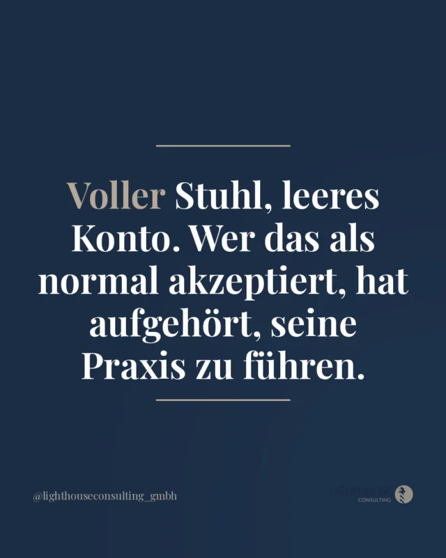 „Bringt Coaching überhaupt etwas, wenn bei uns noch nicht mal die Abläufe stimmen? Oder sollten wir erst mal Ordnung schaffen, bevor wir anfangen?“

Diese Frage enthält bereits beide Irrtümer.

Struktur allein verändert nichts. Wir sehen das immer wieder: Praxen mit schönen Prozessen auf Papier, die im Alltag niemand lebt.

Weil niemand den Mut hatte, wirklich etwas anzufassen. Weil Ordnung sich sicherer anfühlt als Veränderung.

Und sicher bedeutet nicht gut.

Coaching allein verändert auch nichts. Ein gutes Gespräch, das einen berührt, und dann versinkt man wieder in denselben Abläufen.

Weil der Alltag danach derselbe geblieben ist. Weil kein Handwerk da war, das die neue Haltung trägt.

Beides gehört zusammen. Haltung und Handwerk.

Innere Veränderung und äußere Struktur. Das eine trägt das andere.

Deine Situation verändert sich nicht durch Gespräche über sie, sondern durch Entscheidungen in ihr.

Wir stehen an deiner Seite, wenn beides gleichzeitig gedacht wird. 💙

Wo stehst du gerade: Wartest du auf mehr Ordnung, bevor du handelst, oder hast du schon Gespräche geführt, nach denen sich trotzdem nichts verändert hat?