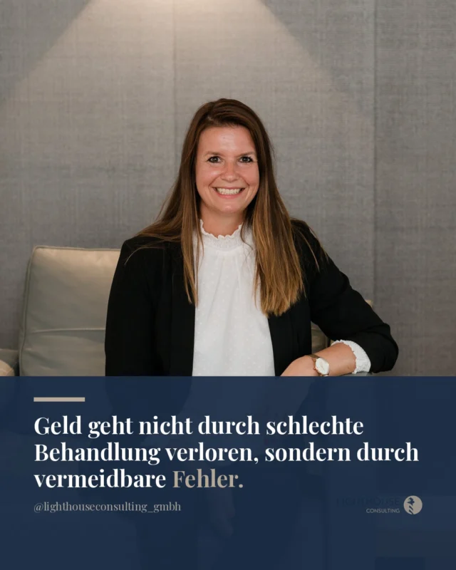 Die Abrechnung läuft, das Team ist beschäftigt, und trotzdem stimmt am Monatsende die Zahl nicht. Kein dramatischer Einbruch, kein offensichtlicher Grund. Nur dieses leise Gefühl, dass da irgendwo Geld durch die Finger rinnt.

Das Frustrierende daran: Abrechnungsfehler entstehen selten aus Böswilligkeit oder Unwissen. Sie entstehen aus Hektik, aus fehlenden Routinen, aus Momenten, in denen niemand genau hingeschaut hat. Und genau deshalb lassen sie sich auch abstellen.

Hier sind 5 Schritte, die dabei helfen:

1. Dokumentation direkt am Stuhl: Was nicht sofort erfasst wird, geht verloren. Eine klare Regel, wann und wie dokumentiert wird, schließt die häufigste Fehlerquelle.

2. Vier-Augen-Prinzip bei komplexen Leistungen: Gerade bei mehrstufigen Behandlungen lohnt eine kurze Gegenprüfung vor der Abrechnung.

3. Regelmäßige Stichproben statt Vertrauen auf Routine: Wer monatlich zehn Zufalls-Fälle prüft, findet Muster, bevor sie teuer werden.

4. Klare Zuständigkeiten im Team: Wenn alle für die Abrechnung zuständig sind, ist es niemand. Eine Person trägt die Verantwortung, der Rest unterstützt.

5. Fehler ohne Schuld besprechen: Nur wer Fehler offen ansprechen kann, meldet sie auch. Eine Kultur, in der Hinweise willkommen sind, schützt die Praxis besser als jede Checkliste.

Veränderung beginnt bei dir. Immer. Ausnahmslos.

Welcher dieser Schritte fehlt in deiner Praxis noch oder fällt dir am schwersten umzusetzen?