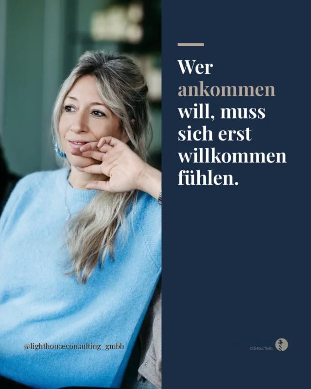 Du planst, organisierst, bereitest vor. Und dann kommt die Hälfte nicht.

Das Buffet steht, die Deko sitzt, du hast dir Gedanken gemacht. Und während du durch die halbleere Runde schaust, fragst du dich innerlich: Liegt es an mir? Hab ich irgendetwas falsch gemacht?

Vielleicht nicht. Aber es zeigt dir etwas, das du nicht ignorieren solltest. Wertschätzung ist keine Einbahnstraße. Wenn ein Team bei einem freiwilligen Abend konsequent fernbleibt, steckt dahinter selten Faulheit. Meistens steckt dahinter eine Verbindung, die schon vorher gefehlt hat. Kein Fest der Welt kann das an einem Abend reparieren.

Der eigentliche Moment ist nicht der Abend selbst. Er ist die Frage, die danach bleibt: Was braucht mein Team, um wirklich dabei sein zu wollen? Nicht aus Pflicht, sondern weil es sich zugehörig fühlt.

Veränderung beginnt bei dir. Immer. Ausnahmslos.

Was glaubst du: Was hält dein Team davon ab, wirklich anzukommen?