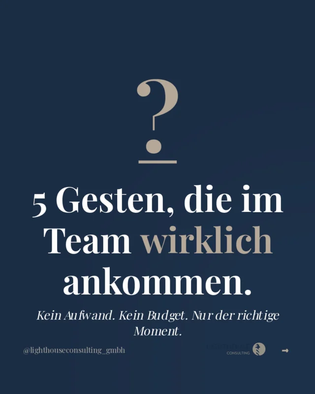 Du hast das Sommerfest organisiert. Und trotzdem kündigt sie.

Das liegt nicht daran, dass du zu wenig tust. Es liegt daran, was du tust.

Wertschätzung, die nicht ankommt, ist keine Wertschätzung. Das ist ein blinder Fleck, der sich in den meisten Praxen still einschleicht.

Das ist ein blinder Fleck.

Viele Praxisinhaber:innen verwechseln Wertschätzung mit Aufwand. Teamessen, Prämien, das pünktliche Gehalt.

Das sind keine schlechten Dinge, aber sie ersetzen nicht das Kleine, das täglich wirkt. In den Lücken zwischen den Behandlungen.

In einem Satz. In einem Moment.

Im Karussell zeigen wir dir 5 Gesten, die wirklich ankommen. Das kostet keine Zeit, die du nicht hast.

Welche dieser Gesten setzt du morgen als Erstes um? 💙