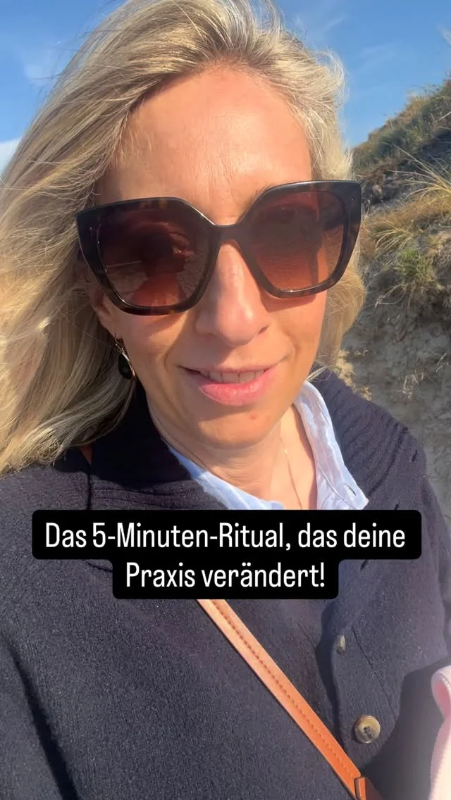 Jeden Morgen vor dem ersten Patienten. 5 Minuten. Dein Team wird es dir danken.

Folg uns gerne für mehr Tipps rund um einen entspannten Praxisalltag.