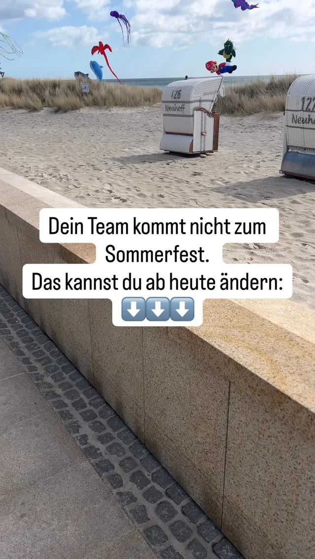 Speichere dir das Reel unbedingt ab, wenn du wissen möchtest, wie du deine Mitarbeiter für dein Sommerfest gewinnst:

Dein Team kommt nicht zum Sommerfest?
 
Dann ist das hier für dich:
 
Diese 5 Dinge kannst du ab heute anders machen:
 
1. Frag bevor du planst

Was wünscht sich dein Team? Wann passt es? Was macht wirklich Spaß? Wer gefragt wird kommt gerne.
Noch besser: Beziehe dein Team mit in die Planung mit ein.

2. Trenn es klar von der Arbeit
Kein Praxisalltag beim Fest. Kein Reden über Patienten oder Abrechnung. Freizeit bedeutet Freizeit.

3. Lade persönlich ein
Nicht eine WhatsApp in die Gruppe. Sondern direkt zu jeder einzelnen Person: „ich würde mich wirklich freuen wenn du kommst.“ Dieser Satz macht den Unterschied.
 
4. Bau das ganze Jahr Beziehung auf! Das ist der mit Abstand wichtigste Punkt!
Das Sommerfest ist die Ernte. Die Saat streust du jeden Tag. Kleine Gesten. Echtes Interesse. Persönliches Danke. Gemeinsame Momente im Alltag.
 
5. Werte danach aus
Was hat gefallen. Was wünscht ihr euch nächstes Mal. Wer gehört wird kommt wieder.
 
Ein Team das feiern will wurde das ganze Jahr behandelt als wäre es das Feiern wert. 🙌
 
Speicher dir das — und fang heute mit Punkt vier an. 🔖