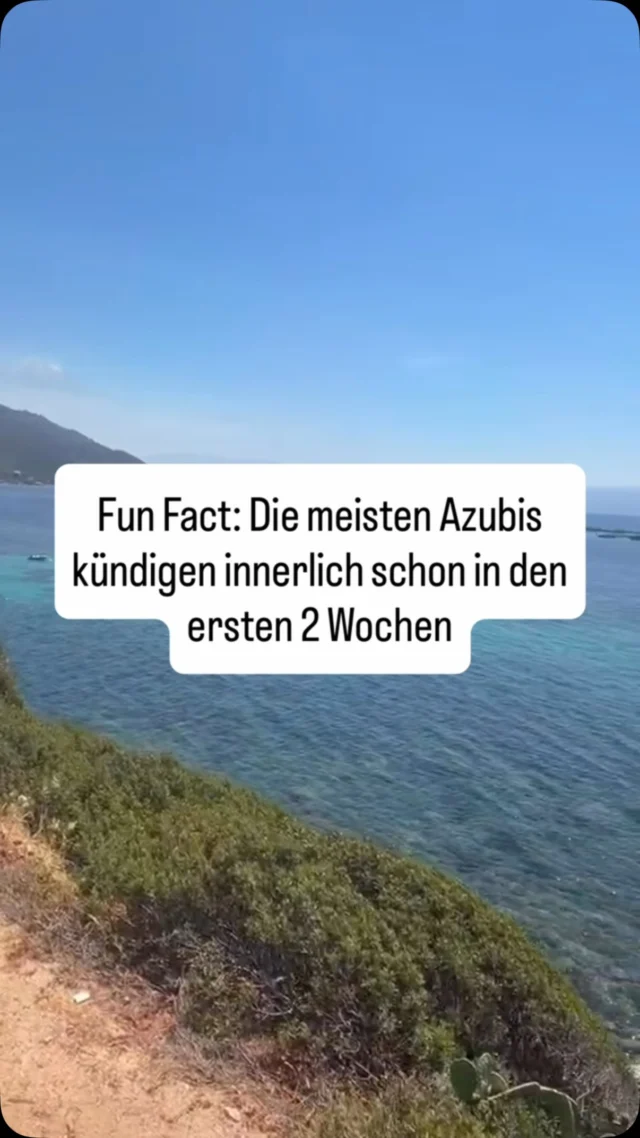 🦷 Neue Azubi, neues Glück! Sorge dafür das dein Azubi nicht gleich wieder kündigt!

Bald startet eine neue Auszubildende in eurer Praxis? Nice! hier 5 Tipps für den perfekten Start:

1️⃣ Alles bereit machen Kittel, Arbeitsplatz & Team schon vorher briefen, damit’s kein Kennenlern-Chaos gibt

2️⃣ Herzlich willkommen heißen kurze Vorstellungsrunde, Praxis zeigen, vielleicht sogar Kaffee & Kekse ☕🍪

3️⃣ Buddy an die Seite stellen ein fester Ansprechpartner ist Gold wert, wenn mal Fragen aufkommen (und die kommen garantiert)

4️⃣ Nicht gleich ins kalte Wasser werfen erst kleine Aufgaben, dann Stück für Stück mehr Verantwortung

5️⃣ Im Gespräch bleiben regelmäßig fragen “Wie läuft’s?” statt erst nach 3 Monaten

Ein entspannter Start macht den Unterschied zwischen “Ich bleib hier” und “Ich brech ab”. Gerade die ersten 100 Tage sind entscheidend! 💙

👉 Was war euer bester Onboarding-Moment? Ab in die Kommentare!

#azubi #zahnarzt #kommunikation