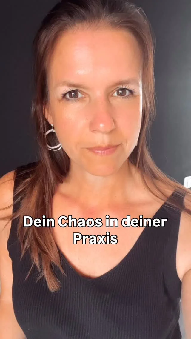 Ein chaotisches Terminbuch sorgt dafür, dass dein Alltag in der Praxis furchtbar ist. 

Deine Mitarbeiter sind überfordert, die Patienten stehen Schlange an der Anmeldung, der Stresspegel steigt und das Wartezimmer füllt sich. 

Die Patientenakten sind unvollständig, und am Ende des Tages hast du weniger Umsatz als möglich.
Und das liegt daran, dass ihr kein gutes Terminbuchmanagement habt.

Sorge dafür, dass du Pufferzeiten und Behandlungsblöcke im Terminbuch einplanst.

❤️dein Lighthouse Team
