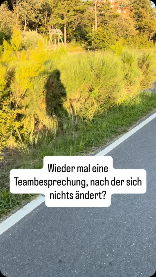 Ihr sitzt zusammen, sprecht über Probleme, beschließt Maßnahmen und in der nächsten Sitzung sitzen alle wieder mit langen Gesichtern da, weil wieder keiner ins Handeln gekommen ist. Kommt euch bekannt vor?
Das Problem ist selten das Team. Das Problem ist die Struktur der Besprechung selbst.

4 Tipps:
1. Themen vorher sammeln
Statt spontan zu diskutieren, tragen alle ihre Themen vorab in eine Liste ein. So kommt jeder zu Wort nicht nur die lautesten Stimmen.

2. Jedes Thema bekommt ein Zeitfenster
Ob 5 oder 15 Minuten die Zeit steht vorher fest. Läuft sie ab, wird entschieden oder vertagt. Kein endloses Kreisen mehr.
3. Moderation und Protokoll wechseln sich ab
Nicht immer dieselbe Person führt und schreibt mit. Rotiert die Rollen das verteilt Verantwortung und bringt frischen Wind rein.
4. Klare Zuständigkeiten statt vager Absichten
Jeder Beschluss braucht: Wer macht was, wie und bis wann? Ohne das bleibt jede Maßnahme nur eine gute Idee.

Und der wichtigste Punkt: Das Protokoll der letzten Sitzung wird in der nächsten Besprechung wieder aufgerufen. Wurde erledigt, was vereinbart war? Wenn nicht warum nicht, und was ändert ihr daran?
So wird aus einer Pflichtveranstaltung ein Werkzeug, das euer Team wirklich voranbringt.