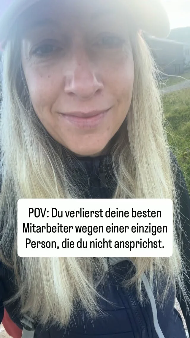 Es gibt sie in fast jeder Praxis. Die eine Person die die Stimmung kippt, wenn sie den Raum betritt. Die über Kollegen redet statt mit ihnen. Die bei jeder Veränderung bremst. Die neue Mitarbeiter so lange bearbeitet bis sie entweder mitmachen oder kündigen.

Alle wissen es. Und trotzdem passiert nichts.

Weil man hofft, dass es sich irgendwie von alleine legt und weil man Angst hat sie zu verlieren obwohl sie täglich Schaden anrichtet. 

Aber soll ich dir sagen, was stattdessen passiert:
Deine besten Mitarbeiter ziehen die Konsequenzen. Still und ohne Drama. Sie suchen sich etwas anderes und gehen. 

Und eines Tages stehst du da und fragst dich warum immer die Guten gehen. 

Das Gespräch das du vermeidest kostet dich mehr als du denkst. Jeden Tag den du wartest.

Teile das Reel mit jemandem der das lesen sollte.