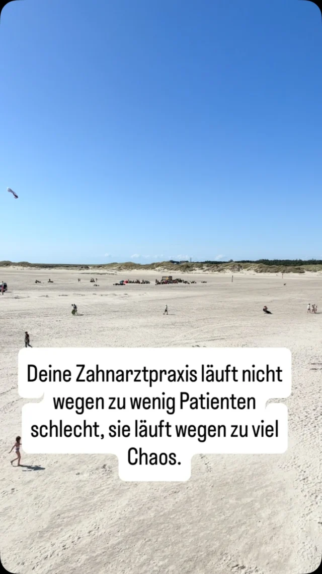 🦷 Der Terminkalender ist einfach zu voll
Kein Puffer, kein Luft holen. Das Team arbeitet am Limit, Patient:innen warten und irgendwann kippt die Stimmung in der ganzen Praxis.

🦷 Die Software gibt keine Struktur vor
Einträge kreuz und quer, Doku lückenhaft oder fehlt komplett. Die Rechnung: erbrachte Leistungen, die nie abgerechnet werden. Bares Geld, das einfach verschwindet.

🦷 Arbeitsbereiche ohne klare Absprachen
Wenn niemand genau weiß, wer wofür zuständig ist, entstehen Reibung, Doppelarbeit und jeden Tag ein bisschen mehr Frust im Team.

Das Fatale: Keiner dieser drei Punkte fällt sofort auf. Sie fressen sich still in den Alltag bis Stress zur Normalität wird.

Welcher der drei Punkte trifft bei euch am meisten? 👇 Schreibt’s uns in die Kommentare ich geben die gerne einen Tipp wie es anders laufen kann.