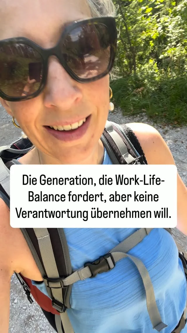 Work-Life-Balance. Purpose. Psychological Safety. Feedback-Kultur.

Alles wichtig und berechtigt!

Aber irgendwo zwischen all diesen berechtigten Forderungen ist etwas verloren gegangen. Das Verständnis dafür, dass ein Jon auch Pflichten hat.

Das Verlässlichkeit keine Option ist. Dass Pünktlichkeit kein Luxus ist. Dass Eigenverantwortung nicht bedeutet nur dann Verantwortung zu übernehmen, wenn es bequem ist.

Wir arbeiten mit so tollen Praxisinhaber:innen die alles geben. Die flexible Arbeitszeiten anbieten, gute Gehälter zahlen, in Fortbildungen investieren und trotzdem das Gefühl haben gegen die Wand zu laufen. 
Weil auf der anderen Seite Forderungen kommen aber keine Gegenleistung.

Das ist kein Generationenproblem, das ist ein Haltungsproblem. Haltung kann man verändern, aber nur wenn beide Seiten bereit sind ehrlich zu sein.