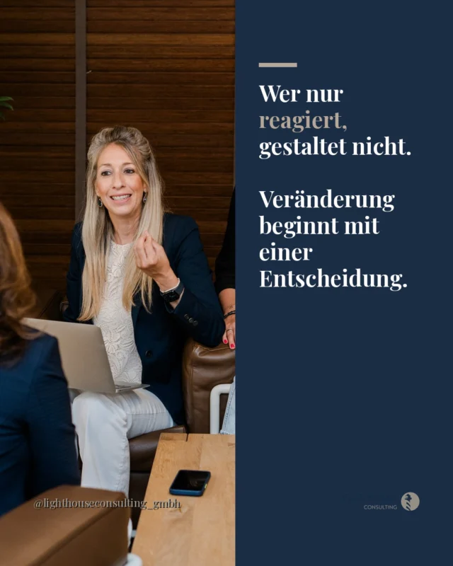 Voller Terminkalender, und trotzdem reicht es am Ende des Monats kaum.

Viele Praxen, die wir kennen, sind gut ausgelastet. Die Stühle sind besetzt, das Team arbeitet, die Patienten kommen.

Und trotzdem sitzt da dieses nagende Gefühl, dass irgendwo etwas nicht stimmt.

Das Problem liegt oft nicht im Fleiß. Es liegt darin, was am Ende wirklich abgerechnet wird und was nicht.

Kassenleistungen füllen das Terminbuch, aber sie füllen nicht die Kasse.

Wer nur das erbringt, was die Kasse bezahlt, arbeitet hart für wenig. Das ist keine Schwäche, das ist ein System, das so gebaut ist.

Die Frage ist: Was kannst du in deiner Praxis heute schon anders machen? Schreib es uns gerne in die Kommentare.

💙