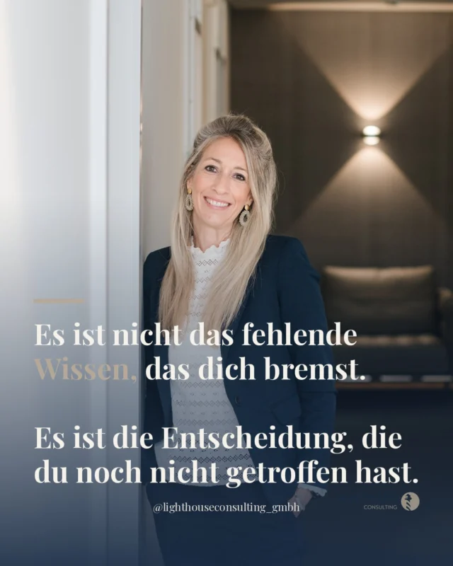 Mehr lesen, mehr lernen, mehr verstehen. Und trotzdem bleibt alles beim Alten.

Viele kennen das Gefühl: Der nächste Podcast, das nächste Buch, das nächste Seminar. Irgendwie hofft man, dass das Wissen irgendwann so groß wird, dass die Veränderung von selbst eintritt. Aber Wissen allein verändert nichts. Was verändert, ist die Entscheidung, die du danach triffst.

Veränderung beginnt nicht in dem Moment, in dem du etwas verstehst. Sie beginnt in dem Moment, in dem du anders handelst als gestern. Auch wenn es unbequem ist. Auch wenn du noch nicht alles weißt. Auch wenn der Zeitpunkt nicht perfekt ist.

Das ist der Unterschied zwischen Menschen, die wachsen, und denen, die sich gut informiert fühlen.

Was wäre dein nächster konkreter Schritt, den du heute noch gehen könntest, auch wenn du dafür noch nicht alles weißt?