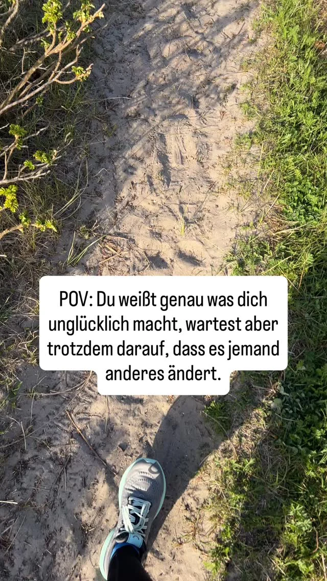 Du weißt was nicht stimmt. Du spürst es jeden Morgen wenn du aufwachst. Manchmal schon sonntags wenn die Woche noch gar nicht angefangen hat.

Und trotzdem änderst du nichts.

Weil Veränderung bedeutet loszulassen was vertraut ist. Auch wenn es wehtut. Auch wenn es dich auszehrt. Auch wenn es längst nicht mehr das ist was du dir vorgestellt hast.

Das Vertraute ist sicherer als das Unbekannte. Immer.

Aber sicher bedeutet nicht gut.

Und irgendwann muss man sich fragen, wie lange noch?

Wie lange noch dieselbe Situation und dieselbe Erschöpfung. Dieselbe stille Hoffnung dass es sich irgendwie von selbst löst.

Verantwortung zu übernehmen ist der mutigste Schritt den du gehen kannst.

Nicht für andere. Für dich. 💙

Speicher dir das für den Moment in dem du wieder wartest. 🔖