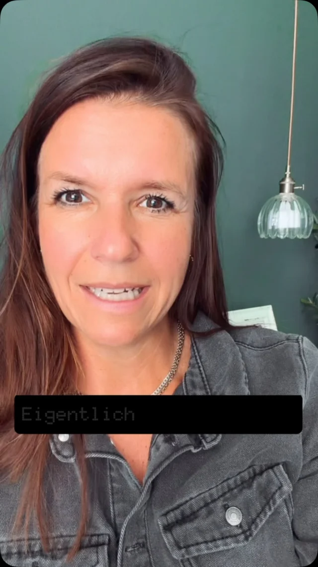 Viele kennen das: Der Tag ist vorbei, aber die Arbeit noch lange nicht. Tageskontrollen ziehen sich, Doku ist lückenhaft, Rückfragen türmen sich auf.
Dabei ist genau das der Punkt, an dem wir ansetzen können. 👇
✅ Gute Dokublöcke alles sauber und schnell erfasst
✅ Klare Kommunikation im Team nichts geht doppelt oder verloren
✅ Feste Behandlungskonzepte jeder weiß, woran er sich orientiert
✅ Starke Leistungsblöcke – damit Fragen wie „Wurde die Zahnsteinentfernung gemacht?“, „Welche Füllungsflächen?“, „gar nicht erst entstehen

Das Ergebnis: weniger Nacharbeit, weniger Stress, mehr Feierabend.

Aber ganz wichtig: Die Tageskontrolle bleibt trotzdem Pflicht. Sie wird nur so viel leichter, wenn der Rest sitzt. 💪
#Praxisorganisation #Zahnarztpraxis #Tageskontrolle #Teamwork #Effizienz Dokumentation Praxismanagement ZFA Zahnarzt