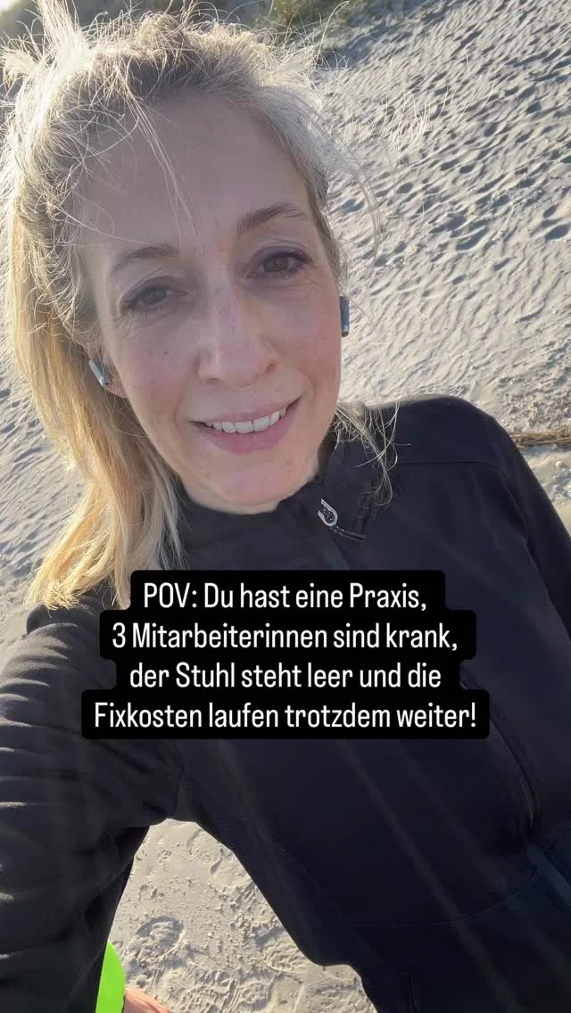Heute Morgen, 7:45 und schon drei Nachrichten auf dem Handy. Drei Mitarbeiterinnen krank!

Du legst das Handy hin. Schaust kurz aus dem Fenster. Atmest durch. Und dann gehst du rein, machst das Licht an, Geräte hochfahren, Empfang besetzen, Kalender umstrukturieren, ersten Patienten empfangen.
Alles alleine. Oder mit dem, was vom Team übrig ist.

Und wenn der Patient dich fragt “Wie geht’s Ihnen heute?”, sagst du “Danke, gut!” und lächelst. Weil das dein Job ist. Weil du Verantwortung trägst. Für deine Patienten, für deine Praxis, für die Mitarbeiter, die morgen vielleicht wieder da sind.

Niemand sieht diese Momente und klatscht dafür.

Aber weißt du was? Genau das macht dich zu einem echten Unternehmer. Nicht der gute Tag, wenn alles klappt. Sondern der Tag, an dem nichts klappt und du trotzdem lieferst. 

Auf alle Praxisinhaber da draußen, die heute wieder einfach gemacht haben. 🙌

Folg uns gerne für mehr Content rund um das Praxisleben.