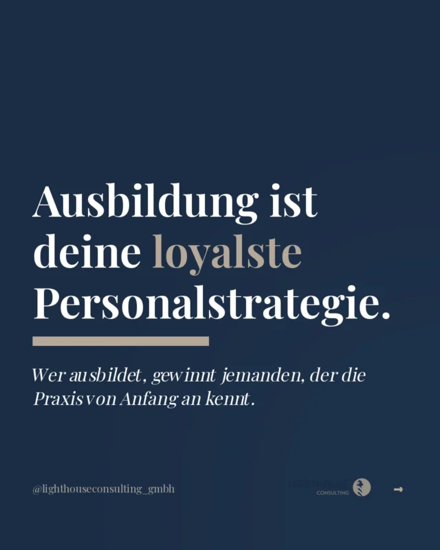 Stellen bleiben unbesetzt, und die Lösung liegt näher als gedacht.

Viele Praxisinhaber:innen suchen seit Monaten. Schreiben Stellenanzeigen, warten, hoffen. Und gleichzeitig beginnen zum 1. August 2026 allein in Schwaben 347 neue ZFA-Azubis ihre Ausbildung. Das ist kein Zufall, das ist ein Signal.

Wer heute ausbildet, formt nicht einfach eine Helferin an. Wer ausbildet, gewinnt jemanden, der die Praxis von Anfang an kennt. Die Abläufe. Die Werte. Das Team. Fertig ausgebildete Fachkräfte kommen mit Erwartungen, die woanders geprägt wurden. Azubis kommen mit Offenheit.

Natürlich kostet Ausbildung Zeit und Energie. Aber wer schon erlebt hat, wie eine Stelle monatelang leer bleibt und das Team die Last mitträgt, weiß: Die Kosten des Nicht-Handelns sind oft höher.

Ausbildung ist kein Notfallplan. Sie ist eine der langfristigsten Entscheidungen, die du für deine Praxis treffen kannst.

Bildest du in deiner Praxis schon aus, oder ist das ein Gedanke, der bei dir gerade neu entsteht?