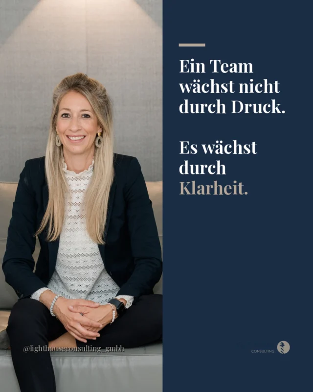 Viele kennen das Gefühl: Das Team ist da, der Wille ist da, und trotzdem ziehen nicht alle in dieselbe Richtung. Nicht weil es an Einsatz fehlt, sondern weil unklar ist, wohin die Reise eigentlich geht.

Motivation entsteht selten durch Appelle. Sie entsteht, wenn jemand weiß, warum seine Arbeit zählt. Wenn der nächste Schritt erkennbar ist. Wenn Feedback nicht als Kritik ankommt, sondern als Orientierung.

Das ist keine Frage von Charakter oder Engagement. Es ist eine Frage von Struktur. Wer klare Erwartungen setzt und regelmäßig bespricht, was gut läuft und was nicht, gibt seinem Team etwas, das kein Sommerfest ersetzen kann: echte Sicherheit.

Was gibt deinem Team gerade am meisten Halt?
