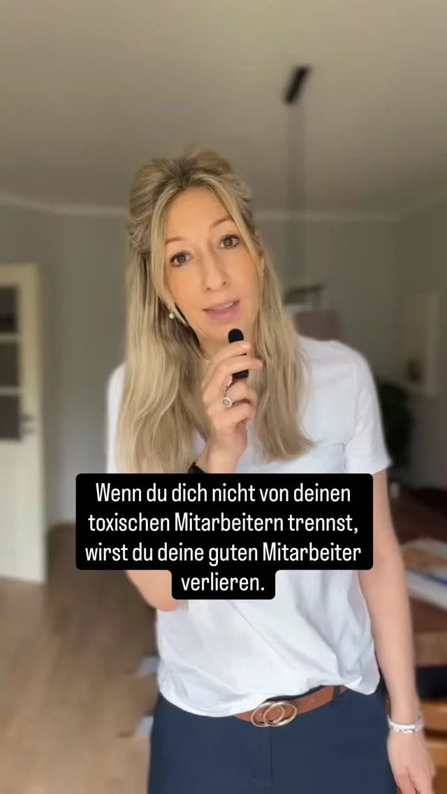 Manchmal muss man als Führungskraft auch unangenehme Entscheidungen treffen. Vor allem dann, wenn es zum Wohle der übrigen Praxismitarbeiter ist.

Toxische Mitarbeiter machen dein gesamtes Arbeitsumfeld kaputt und sorgen dafür, dass auch deine guten Mitarbeiter irgendwann keine gute Arbeit mehr leisten oder noch schlimmer: deine Praxis verlassen.

Also warte nicht zu lange! Du wirst überrascht sein, wie gut es trotz einer Mitarbeiterin weniger im Team, läuft. 

Folg uns gerne für mehr Content rund um deinen Praxisalltag!
