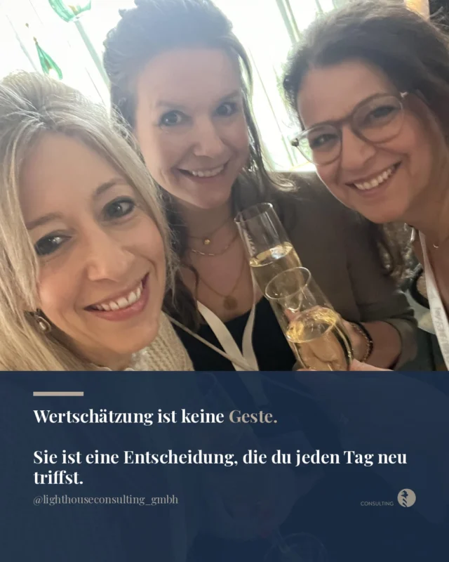 Kleine Gesten verändern mehr als jede Gehaltserhöhung.

Wir sehen das immer wieder: Teams, die nicht wegen des Geldes bleiben. Die bleiben, weil sie das Gefühl haben, dass ihre Arbeit gesehen wird.

Dass jemand merkt, wenn sie einen guten Job machen.

Wertschätzung braucht kein Budget. Sie braucht Aufmerksamkeit.

Ein ehrliches Wort zur richtigen Zeit. Ein kurzes Danke, das wirklich gemeint ist.

Das Wahrnehmen, wenn jemand mehr gibt als gefordert.

Das kostet nichts. Aber es verändert alles.

Die Stimmung im Team. Die Energie am Morgen.

Und irgendwann auch, ob jemand bleibt oder geht.

Wie zeigst du deinem Team, dass du ihre Arbeit siehst? 💙

#zahnarztpraxis #teamentwicklung #mitarbeiterbindung