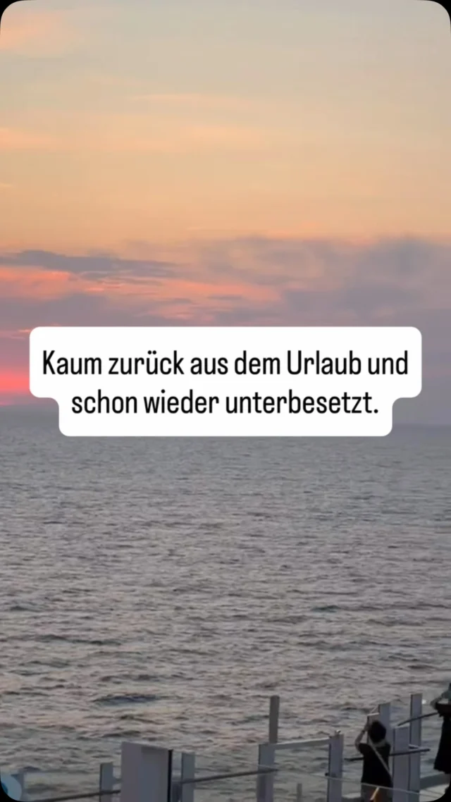 Kein Durchatmen. Keine Pause zum Ankommen. Sofort wieder mittendrin.

Du wachst morgens auf und im Kopf ist sofort dieselbe Frage: wie rette ich heute den Tag?

Dein Team spürt es zuerst. Sie geben mehr, als sie eigentlich können. Länger bleiben, weniger Pause, mehr schlucken. Bis du merkst: auch hier bröckelt es.

Und dann die Dinge, die einfach liegen bleiben. Die Doku, die keiner mehr schafft. Der Anruf, der untergeht. Die Bestellung, die vergessen wird nicht aus Nachlässigkeit, sondern weil einfach zu wenig Hände da sind.

Patienten warten länger. Termine rutschen. Und mit jedem verschobenen Termin ein Stück Vertrauen, das du dir mühsam aufgebaut hast.

Du bist wieder der Puffer. Die, die auffängt, was sonst zusammenbricht. Mitten im eigenen Erschöpftsein.

Der Fachkräftemangel ist keine abstrakte Zahl in einer Statistik.

Er ist dein Montagmorgen nach dem Urlaub. Dein Mittwochnachmittag, an dem du eigentlich nicht mehr kannst. Dein Freitagabend, an dem du dich fragst, wie lange das noch gut geht.

Das verdient mehr als eine politische Debatte. Das verdient echte Lösungen.

Was machst du gerade in solchen Situationen? Schreib es mir. 👇

#zahnarzt #mitarbeiter #urlaub