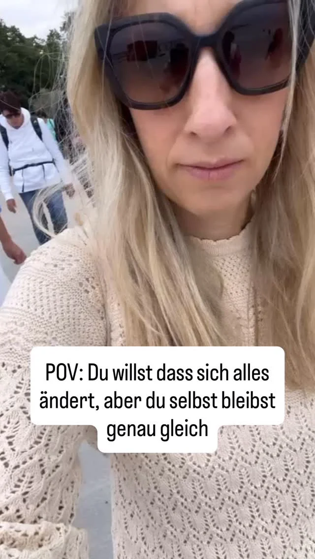 Wir beobachten das täglich:

Menschen die sich Veränderung wünschen, aber sich selbst nicht verändern wollen.

Die bessere Mitarbeiter wollen, aber die eigene Führung nicht hinterfragen.
Die mehr Umsatz wollen, aber nie in ihre Zahlen schauen.
Die ein besseres Arbeitsklima wollen, aber selbst schlechte Laune mitbringen.
Die gehört werden wollen, aber nie zuhören.
Und dann wundern sie sich warum sich nichts ändert.

Einstein hat es mal so formuliert: Wahnsinn ist es immer wieder dasselbe zu tun und andere Ergebnisse zu erwarten.

Du kannst nicht dieselbe Person bleiben und ein anderes Leben erwarten.

Veränderung beginnt bei dir. Immer. Ausnahmslos.