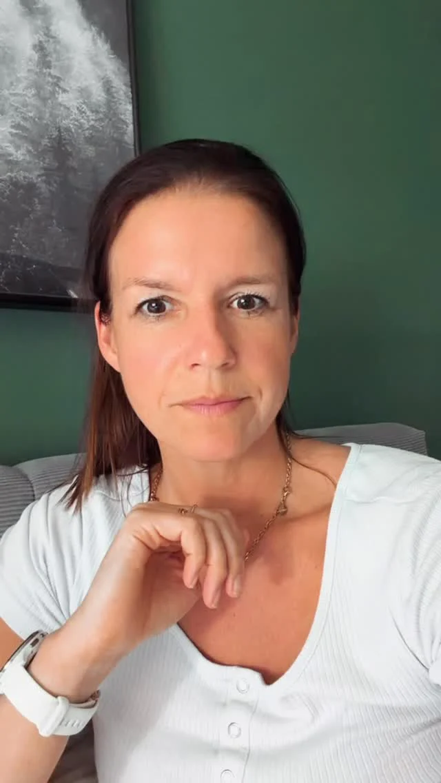Warum Zahnärzte pleite gehen, obwohl der Terminkalender voll ist

Voller Kalender, leeres Konto, gestresste Mitarbeiter.
Wie kann das sein? 

💯Ich sehe das in der Beratung immer wieder. Die Praxis ist ausgebucht, das Team arbeitet auf Hochtouren und trotzdem reicht das Geld am Monatsende nicht.

Das Problem ist nicht die Patientenzahl. Das Problem ist, eine fehlende Struktur im Terminbuch.

💯du hast keine Zeiten für umsatzstarken Patienten 
💯ihr bestellt einfach irgendwie ein
💯Du hast keine Zeit für Neupatienten
💯deine Schmerzpatienten warten ewig 

#zahnärzte #zahnarzt #patient#

Kennst du das aus deiner Praxis?