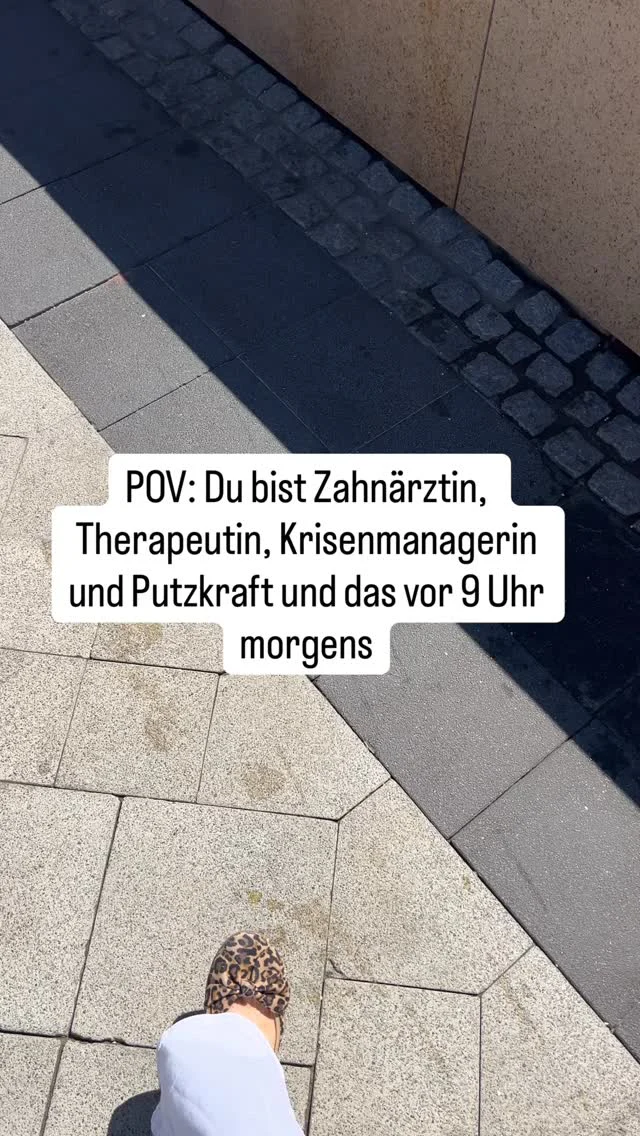 Stellenbeschreibung Praxisinhaberin:
 
✅ Zahnärztin: Hauptberuf
✅ Therapeutin: für Patienten mit Angst
✅ Krisenmanagerin: für alles was täglich schiefläuft
✅ Konfliktlöserin: wenn zwei ZFAs sich nicht mögen
✅ Motivationscoach: wenn das Team einen schlechten Tag hat
✅ Buchhaltung: weil der Steuerberater nicht täglich da ist
✅ Putzkraft: wenn es sein muss
✅ Psychologin: für alle oben genannten Personen
 
Gehalt: du weißt es selbst.
Urlaub: theoretisch vorhanden.
Feierabend: irgendwann.
 
Wer sich hier wiedererkennt — 🙋🏼‍♀️ in die Kommentare.
 
Und wer das gerade jemandem schickt der das auch kennt, genau dafür ist dieser Post. 😄
