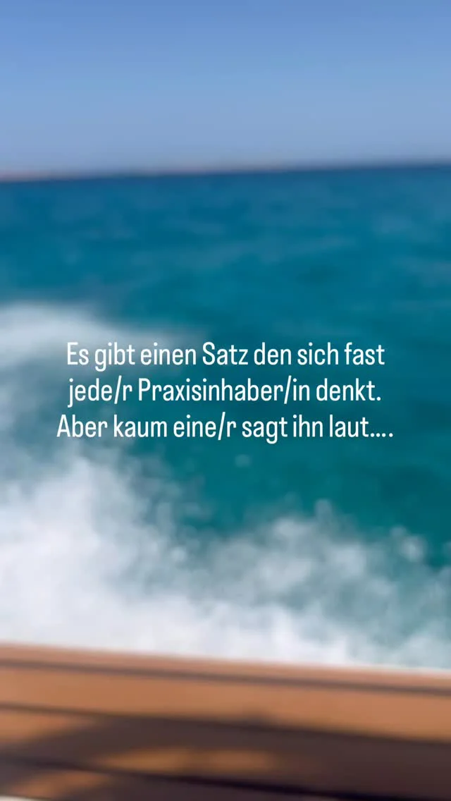 „Ich bin erschöpft.

Nicht müde, nicht gestresst. Erschöpft“

Die Art von Erschöpfung die kommt, wenn man jahrelang für alle da ist. Für Patienten, für das Team und für die Praxis.
Und irgendwann fragst du dich, wer ist eigentlich für mich da?

Genau das darfst du fühlen und sagen, denn es bedeutet, dass du ein Mensch bist, der zu viel trägt, ohne dass es jemand sieht.

Praxisinhaber/innen funktionieren, liefern und halten alles zusammen. Aber sie dürfen auch mal sagen, wenn es zu viel war.

Du bist mehr als deine Praxis und du verdienst mehr als nur zu funktionieren 💙

Teile das Reel mit Jemandem, der das heute hören muss!