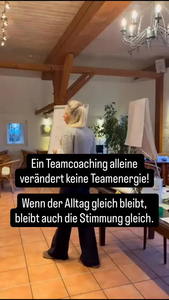 Ein Teamcoaching alleine reicht niemals, um die Stimmung im Team dauerhaft zu verändern. Es ist ein Anfang und ein kleiner Motivationsschub, aber die Arbeit kommt erst im Anschluss. 

Dann, wenn der Alltag wieder einkehrt, wenn die Patienten kommen, wenn die Termine wieder überhand nehmen, wenn die Bedürfnisse der einzelnen Mitarbeiter auf der Strecke bleiben und wenn die ersten negativen Gefühle wiederkommen. 

Dann braucht es eine gute Struktur und ein gutes Netz, was euch auffängt, eine gute und offene Kommunikation und klare Aufgabenverteilungen.
Denn nur wenn der Arbeitsalltag sich wieder leichter anfühlt, kommt die gute Stimmung zurück.

Folge uns, wenn du auch wieder mehr Energie in deinem Praxisalltag spüren möchtest.

Dein Lighthouse-Team