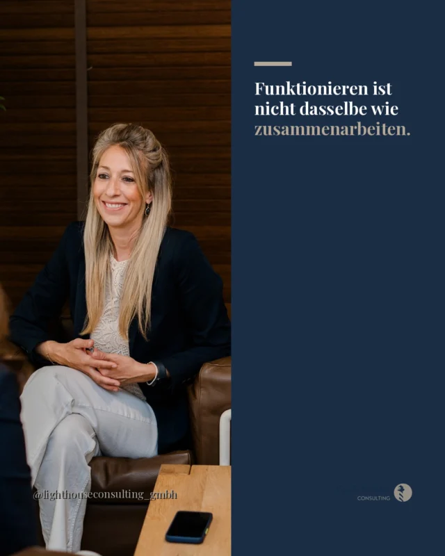 Alle machen ihren Job. Und trotzdem stimmt etwas nicht.

Pünktlich. Korrekt.

Keine Beschwerden. Und trotzdem dieses Gefühl, dass das Team nicht wirklich zusammenarbeitet.

Keine echte Abstimmung, keine gemeinsame Verantwortung, keine Verbindung.

Das ist kein Personalproblem. Das ist ein Kommunikationsproblem.

Wenn es keine Struktur gibt, in der echte Abstimmung stattfindet, füllt jede die Lücken mit dem, was sie für richtig hält. Nicht böswillig.

Einfach ohne Verbindung. Das Ergebnis: stilles Nebeneinanderher, das sich mit der Zeit schwer anfühlt.

Wer nach Lösungen gefragt wird, fängt an, in Lösungen zu denken. Die nächste Praxisbesprechung ist der Ort, wo das beginnt.

Nicht als Pflichtveranstaltung, sondern als Raum für echte Abstimmung. Deine Situation verändert sich nicht durch Gespräche über sie, sondern durch Entscheidungen in ihr.

💙 Speicher dir das.

Wie läuft eure nächste Praxisbesprechung ab, gibt es dort Raum für echte Abstimmung?

#zahnarztpraxis #teamentwicklung #praxisführung