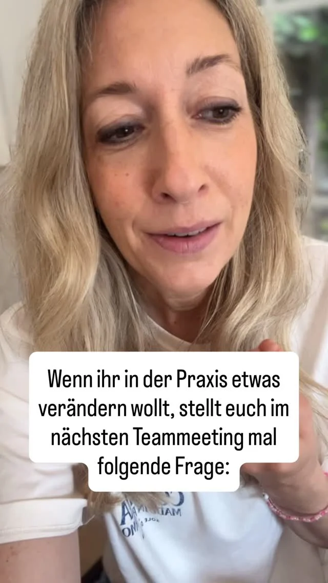 Es gibt eine Frage die sich jeder in der Praxis stellen sollte.

Was trägt meine eigene Haltung heute zur Stimmung hier bei?

Weil Stimmung keine Chefsache ist.

Sie entsteht in jedem Moment. In jedem Gespräch. In jeder Reaktion. In jedem Blick der gewechselt wird wenn jemand durch die Tür kommt.

Die ZFA die morgens mit schlechter Laune reinkommt und sie schweigend verteilt.
Die Kollegin die über Patienten lästert statt einfach weiterzumachen.
Die Führungskraft die gestresst ist und es an anderen auslässt.

Alle tragen sie. Jeden Tag. Ob sie wollen oder nicht.

Und genau deshalb ist diese Frage so mächtig.

Denn wenn alle anfangen sie sich zu stellen verändert sich etwas.

Habt ihr euch die Frage schon mal gestellt? Lasst uns gerne einen Kommentar da.