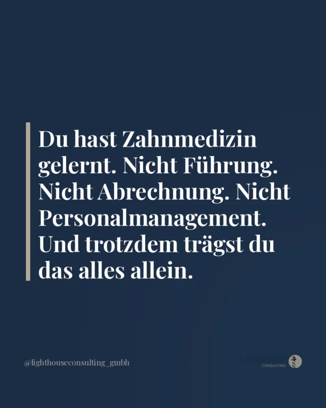 Und trotzdem machst du es. Jeden Tag.

Du führst Gespräche, für die du nie ausgebildet wurdest. Du triffst Entscheidungen, die in keinem Lehrbuch stehen. Du hältst eine Praxis am Laufen, die weit mehr von dir verlangt, als dein Studium je angedeutet hat.

Das ist keine Schwäche. Das ist die stille Realität von Menschen, die Verantwortung übernehmen, ohne je gefragt zu haben, ob sie dafür bereit sind.

Veränderung beginnt nicht damit, alles auf einmal zu können. Sie beginnt damit, ehrlich hinzuschauen, was du wirklich brauchst.

Was davon fällt dir am schwersten, allein zu tragen?