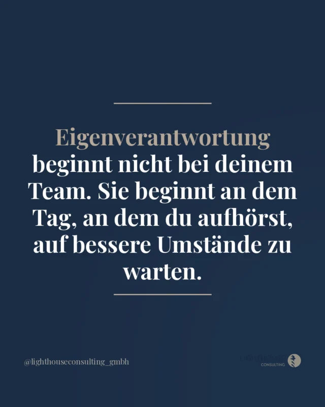Veränderung wartet nicht auf bessere Umstände.

Viele warten auf den richtigen Moment. Auf weniger Stress, auf ein besseres Team, auf stabilere Zahlen.

Und während sie warten, bleibt alles, wie es ist.

Dabei beginnt echte Eigenverantwortung genau da, wo es noch unbequem ist. Nicht wenn alles passt, sondern bevor es passt.

Das ist keine leichte Erkenntnis. Aber sie ist die ehrlichste, die wir kennen.

Wo wartest du gerade noch auf bessere Umstände?