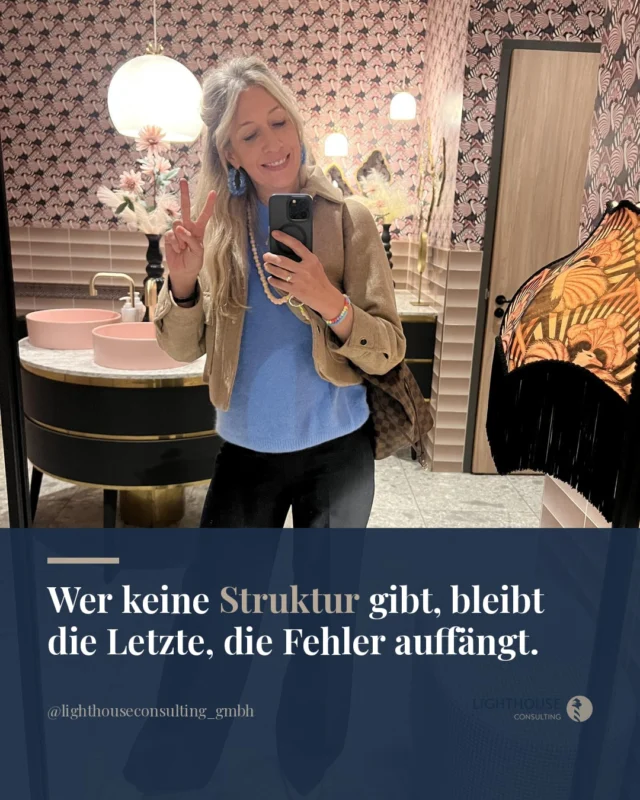 Abrechnungsfehler kosten bares Geld. Und sie kosten dich deine Führungsrolle.

Wenn Kassen Leistungen nicht anerkennen, Rückforderungen drohen oder Fehler im Team immer wieder auftauchen, landest du in der Feuerwehr-Rolle. Du löscht, statt zu führen.

Du korrigierst abends, was tagsüber schiefgelaufen ist. Und irgendwann fragst du dich, warum du eigentlich die Letzte in der Kette bist, die das auffängt.

Das Problem ist nicht die Abrechnung. Das Problem ist fehlende Struktur.

Hier sind drei Schritte, die das ändern:

1. Fehler sichtbar machen, bevor sie teuer werden.
Nicht lösen, sondern benennen. Wo passieren in deiner Praxis Fehler? Dokumentation, Fristen? Wer schaut gerade hin, wer nicht? Verschaff dir erst einen Überblick, bevor du handelst.

2. Eine Checkliste einführen, die das Team führt, nicht du.
Eine einfache, schriftliche Checkliste für wiederkehrende Abrechnungsschritte verändert etwas Grundlegendes: Wer eine Liste abhakt, übernimmt Verantwortung. Wer keine hat, schiebt sie weiter. Verbindlichkeit entsteht durch Sichtbarkeit. 

3. Zuständigkeiten einmal klar benennen und festhalten.
Die Checkliste allein reicht nicht. Sie braucht einen Namen dahinter. Wer ist verantwortlich, wer kontrolliert, wann? Einmal ansprechen, einmal schriftlich festhalten. Dann läuft es.

Struktur schafft Klarheit, Klarheit schafft Ruhe. Und du gibst dabei Verantwortung ab, nicht Kontrolle.

Speicher dir das. 💙

Wo in der Abrechnung fängst du gerade noch selbst auf, was eigentlich dein Team tragen sollte?

#Zahnarztpraxis #Praxisführung #Abrechnung
