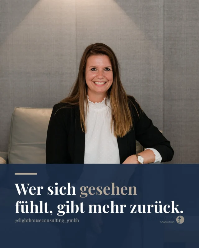Wertschätzung ist kein Bonus, den man verteilt, wenn man gerade Zeit hat. Sie ist das Fundament, auf dem ein Team überhaupt erst trägt.

Viele kennen das: Das Team funktioniert, die Abläufe laufen, aber irgendwo unter der Oberfläche liegt eine Stille, die sich schwer benennen lässt. Keine offene Unzufriedenheit, kein großes Drama. Nur dieses leise Gefühl, dass etwas fehlt.

Meistens fehlt das Einfachste: das ehrliche, konkrete Sehen. Nicht das allgemeine Lob nach dem Jahresgespräch, sondern der kurze Moment zwischendurch, in dem jemand merkt, dass die eigene Arbeit wirklich wahrgenommen wird.

Veränderung beginnt bei dir. Immer. Ausnahmslos.

Wann hast du zuletzt jemandem in deinem Team ganz konkret gesagt, was du an ihm schätzt?