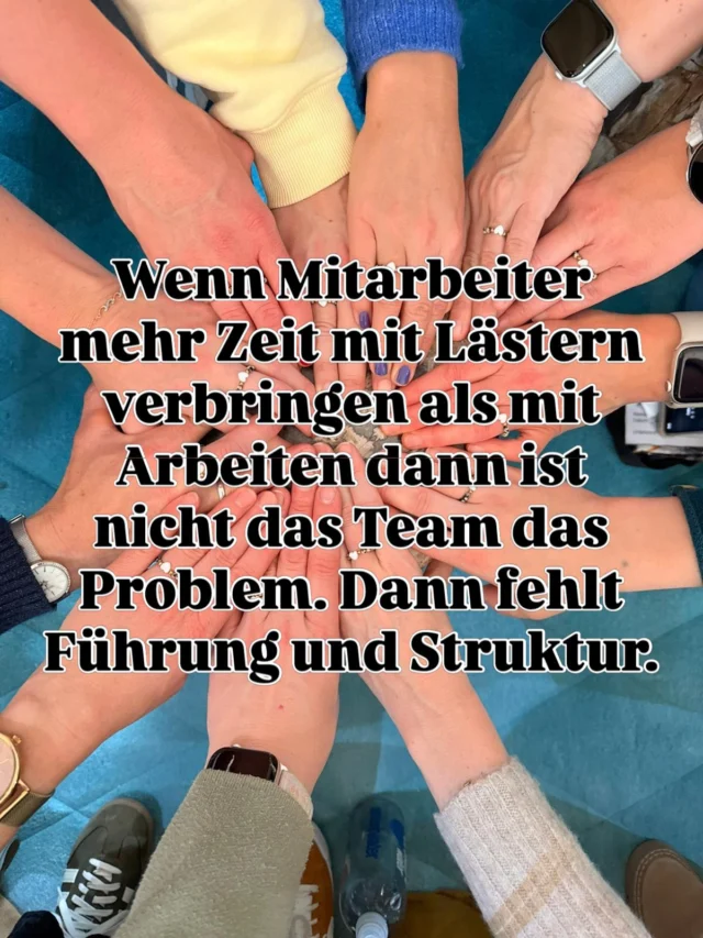🚨 Lästern in der Praxis der stille Praxiskiller

Kennst du das?

Mitarbeiter kommen zu dir ins Büro.
Tür zu. Stimme runter.
„Ich muss dir kurz was sagen über…” 🙄

Und schon bist du mittendrin im nächsten Drama.

Lästereien vergiften dein Team langsam aber sicher. 🐍

Was dabei wirklich passiert:
❌ Die Teamdynamik leidet
❌ Das Vertrauen bricht
❌ Du verlierst wertvolle Energie für das Wesentliche
❌ Die Praxiskultur stirbt still

Die Lösung? Klare Regeln. Offene Kommunikation. Null Toleranz.

Als Führungskraft ist es deine Aufgabe, diesen Kreislauf zu durchbrechen bevor er dich und dein Team zerstört. 💪

Denn eine Praxis, die funktioniert, hat kein Platz für Flüsterkampagnen. Sie hat Platz für Ehrlichkeit, Respekt und echtes Miteinander. 🤝

#mitarbeiterführung #kommunikation #praxis