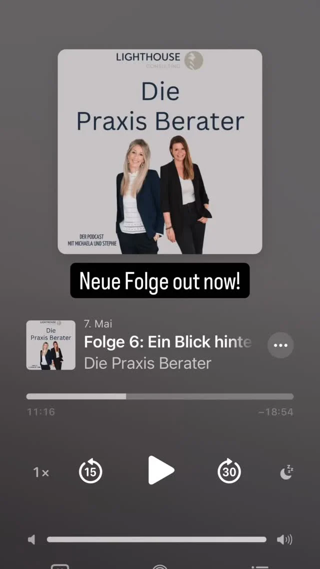 Teilt die Folge gerne, damit noch mehr Teams von tollen Teamcoachings profitieren.

Wie läuft ein Teamcoaching in einer Zahnarztpraxis eigentlich wirklich ab – und was verändert sich dadurch im Alltag?
In dieser Folge geben wir einen offenen Einblick in unsere Teamcoachings und sprechen darüber, welche Themen in Praxen immer wieder auftauchen. Es geht um Kommunikation, Konflikte, Führung, Zusammenarbeit und die Energie im Team – also um die Dinge, die im Praxisalltag oft den größten Unterschied machen.
Wir erzählen, wie ein Coaching aufgebaut ist, was Teilnehmer erwartet und warum viele Probleme im Team nicht durch fehlendes Fachwissen entstehen, sondern durch Missverständnisse, fehlende Klarheit und unausgesprochene Themen.
Außerdem teilen wir Erfahrungen und typische Situationen aus Zahnarztpraxen, die viele wahrscheinlich wiedererkennen werden.
Eine Folge für alle, die ihr Team stärken, die Zusammenarbeit verbessern und wieder mehr Leichtigkeit in den Praxisalltag bringen wollen.

Alles Liebe
Michaela & Stephie