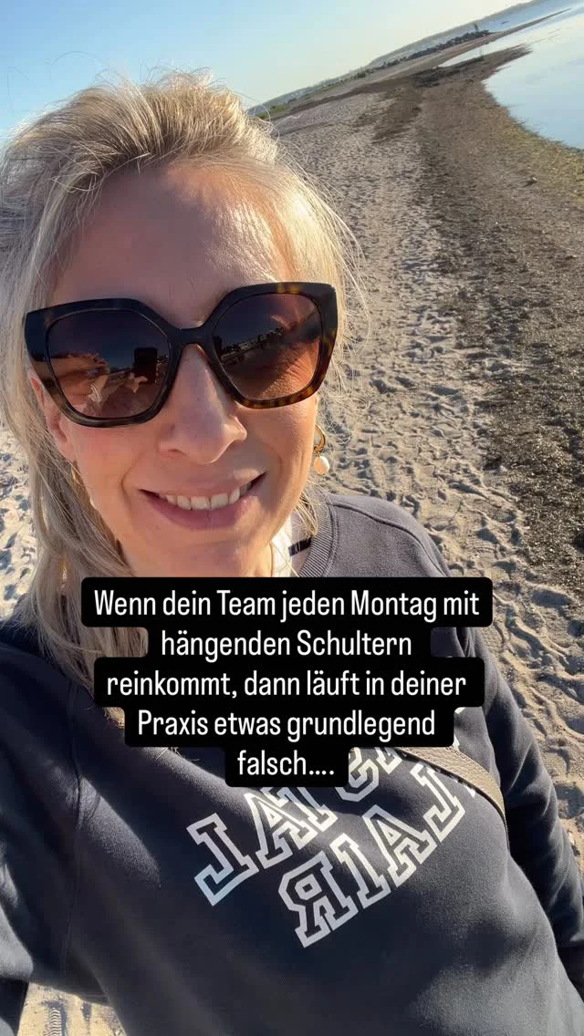 Folge uns für mehr Realität in Zahnarztpraxen!

Montagmorgen, du kommst in die Praxis und siehst deine Kollegen/Mitarbeiter mit hängenden Schultern, müden und motivationslosen Gesichtern und eigentlich würdest du am liebsten wieder umdrehen. Du weißt nämlich, dass dich dieses Umfeld mal wieder wahnsinnig viel Energie kosten wird, noch bevor auch nur ein Patient die Praxis betreten hat. 

Das ist leider die Realität in ganz vielen Zahnarztpraxen.

Wir beobachten, dass Energie in Praxen verloren geht, wo viele es gar nicht vermuten: in fehlenden Strukturen, unklaren Aufgaben, nicht festgelegten Zielen und einer nicht vorhandenen Unternehmensvision. Viele Mitarbeiter sehen keinen Sinn mehr in ihrer Arbeit und übernehmen keine Verantwortung, selbst etwas an der Situation zu verändern. Ist ja einfacher, sich über die Fehler der anderen zu beschweren.

Genau hier setzen unsere Teamcoachings an. Damit endlich wieder Energie und Motivation in die Praxen einziehen darf. 

Hör gerne in unsere neuste Podcastfolge rein. Da erzählen wir, wie ein Teamcoaching auch sein Team verändern kann. 

Den Link zum Podcast findest du in der Bio!