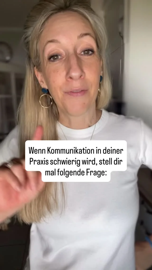 Es gibt einen Satz den ich meinen Kund:innen immer mitgebe.

Wenn ein Gespräch schwierig wird und du nicht weiterkommst, stell dir diese eine Frage:

Welchen Anteil trage ich gerade dazu bei dass die Kommunikation nicht läuft?

Als ehrlicher Blick auf das was im eigenen Einflussbereich liegt.

Denn fast jedes schwierige Gespräch hat zwei Seiten.

Und fast immer gibt es auf beiden Seiten etwas das die Situation schwerer macht als sie sein müsste.

Der Ton der etwas schärfer ist als beabsichtigt.
Die Ungeduld die man nicht ausspricht aber trotzdem spürt.
Die Erwartung die man hatte ohne sie je zu sagen.
Das Thema das man eigentlich meint aber nicht direkt anspricht.

Wer diese Frage ehrlich beantwortet verändert nicht nur das Gespräch.

Er verändert langfristig wie er mit Menschen umgeht.

Und das ist der Unterschied zwischen Kommunikation die verbindet und Kommunikation die trennt. 💙

Speicher dir diese Frage. Du wirst sie brauchen.