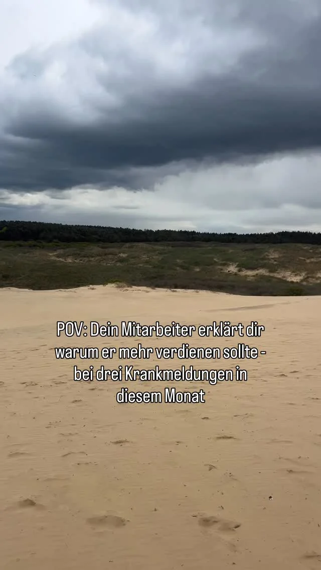 Gehaltsverhandlungen sind unangenehm.
Für beide Seiten übrigens!

Aber es gibt einen Moment in dem eine Führungskraft aufhören muss nur zu nicken und anfangen muss das Gespräch wirklich zu führen.

Drei Fragen die du in jedem Gehaltsgespräch stellen solltest:

➡️ Was hat sich in deiner Leistung konkret verändert seit dem letzten Gespräch?
➡️ Wo siehst du dich in dieser Praxis in zwei Jahren?
➡️ Was bist du bereit mehr zu geben — wenn wir mehr geben?

Gehaltsgespräche sind keine Einbahnstraße. Sie sind eine Chance für beide Seiten ehrlich zu sein.

Wenn du das nächste Mal in so einer Situation sitzt — stell diese Fragen. Und dann hör wirklich zu was kommt.
Speicher dir das. 🔖