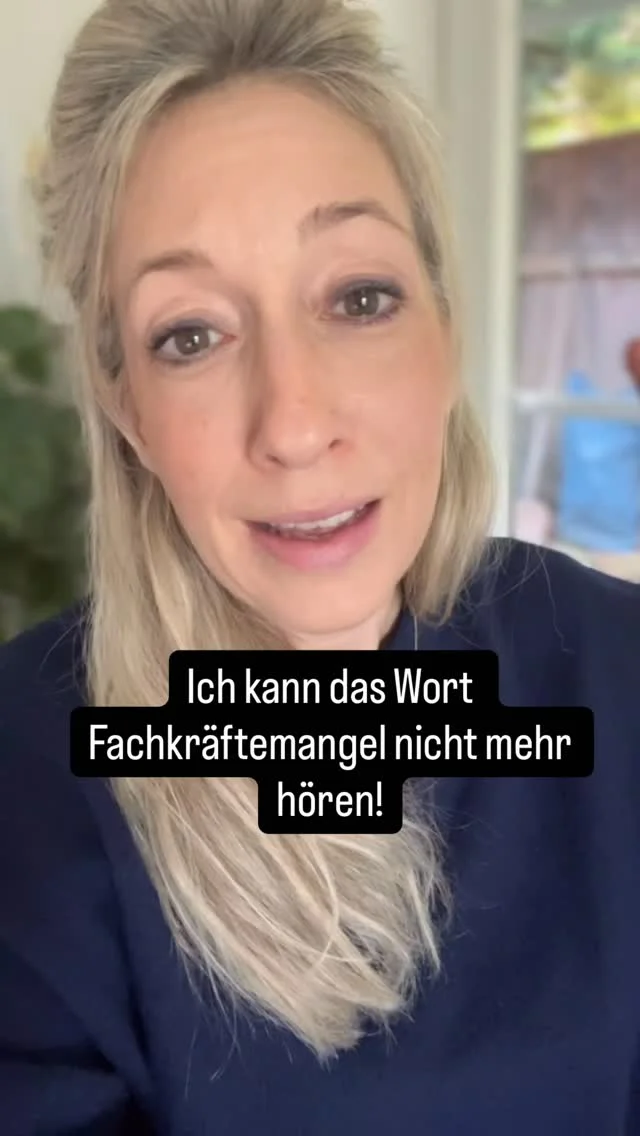 Folge uns unbedingt für Tipps und Tricks rund um deinen Praxisalltag!

Wie geht es dir, wenn du das Wort „Fachkräftemangel“ hörst?

Ich bin der Meinung, dass man bei diesem Thema wieder mehr in die Selbstverantwortung kommen muss. Hinterfrage dich doch mal, warum du keine Mitarbeiter findest oder warum dich deine guten Mitarbeiter verlassen?

Würdest du als Mitarbeiter in deiner Praxis arbeiten wollen? Sieht man dich und deine Praxis? Sieht man, dass du Personal suchst? Und sieht man vor allem, was dich als Praxis/Arbeitgeber ausmacht?

Hör auf die Schuld im Außen zu suchen und fang an Verantwortung zu übernehmen!