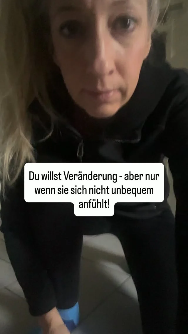 Veränderung - ja bitte!

Aber bitte ohne schwierige Gespräche.
Ohne Konflikte.
Ohne Risiko.
Ohne dass sich jemand unwohl fühlt.
Ohne dass es mich zu viel kostet.
Ohne Unsicherheit.
Ohne Angst.

Am besten einfach so und über Nacht.

Kommt dir das bekannt vor?

Ich kenne das nur zu gut, aber soll ich dir sagen, was ich gelernt habe:
Jede Veränderung die ich wirklich wollte, hat mich etwas gekostet. Komfort, Sicherheit und die Meinung von Menschen, die ich respektiere.

Und jede war es wert! Weil auf der anderen Seite von unbequem immer das wartet, was du dir wirklich wünschst.