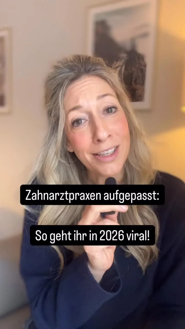 Kommentiere „Insta“, wenn du Interesse an meinem Onlinekurs hast.
 
„Was soll ich posten, damit ich neue Follower bekomme und sich Mitarbeiter bei mir bewerben“…diese und andere Fragen bekomme ich regelmäßig gestellt!
 
Wichtig: Instagram hat sich verändert und es ist nicht mehr so leicht wie früher Reichweite aufzubauen.
 
Deshalb teile ich heute mal ein paar Tipps mit dir, wie du als Zahnarztpraxis trotzdem viral gehst und die richtigen Follower anziehst:
 
Das Wichtigste bei Instagram ist Kontinuität! Lieber regelmäßig 3-4 Beiträge/Reels posten als in der einen Wochen 6 Reels und dann wieder 2 Wochen gar nichts. Und was hier auch gilt: Mehr ist mehr! Es reicht mittlerweile nicht mehr, den Account „nebenbei“ aufzubauen. Wenn du wirklich ernsthaft Reichweite aufbauen möchtest, dann poste so viel es geht.
Zeig dich und dein Team! Raus mit dem Logo und irgendwelchen Stockbildern und rein mit sympathischen Videos die euch im Alltag zeigen.
Storytelling: Nur so baust du Vertrauen auf und machst dich nahbar. Zeigt Einblicke aus dem Praxisalltag und zeigt auch private Einblicke. Was erwartet eine potentielle neue Mitarbeiterin bei dir? Und warum sollte sie sich ausgerechnet bei dir bewerben?
Fang an! Verliere dich nicht im Perfektionismus bei der Auswahl und Bearbeitung von Canva Vorlagen und Bildern, sondern fang einfach an!
Lerne den Algorithmus zu verstehen. Hierzu kannst du deinen Content einmal pro Woche analysieren.
 
Fang an Instagram als Marketingtool ernst zu nehmen! Nur so wird dein Content viral gehen und zu mehr Follower führen.
 
Wie auch du es schaffst einen Account aufzubauen, der neue Follower anzieht, lernst du in meinem Onlinekurs „Instagram für Zahnarztpraxen“.
 
Und vergiss nicht zu liken, teilen und vor allem speichern des Reels, wenn dir die Tipps geholfen haben.
 
 🤍 Stephie
 
Instagram Expertin
Instagram für Zahnarztpraxen
Zahnarztpraxis
Viral gehen
Zahnärzte